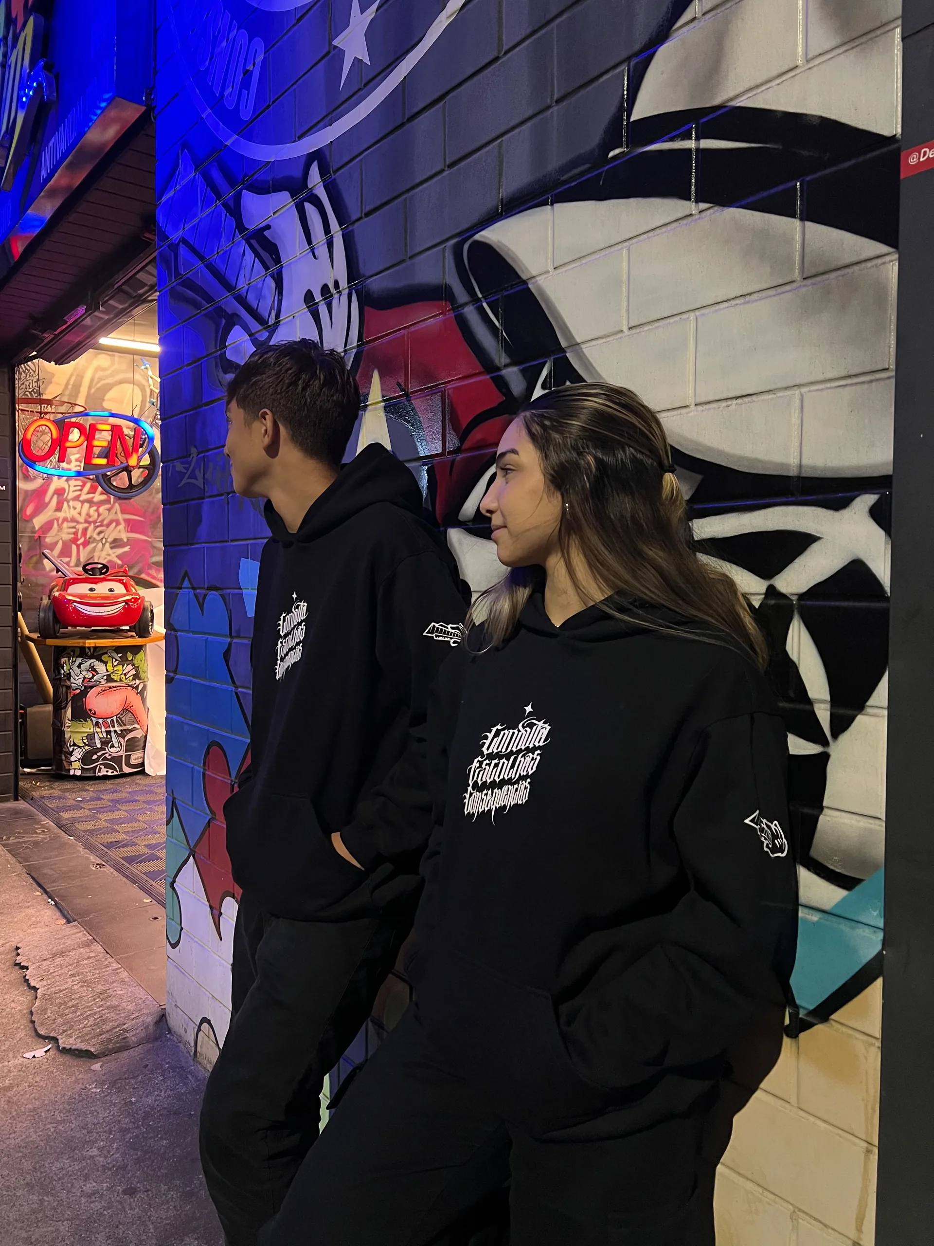 Duo LUUK CONCEPT frente ao grafite azul OPEN — moletom Conduta