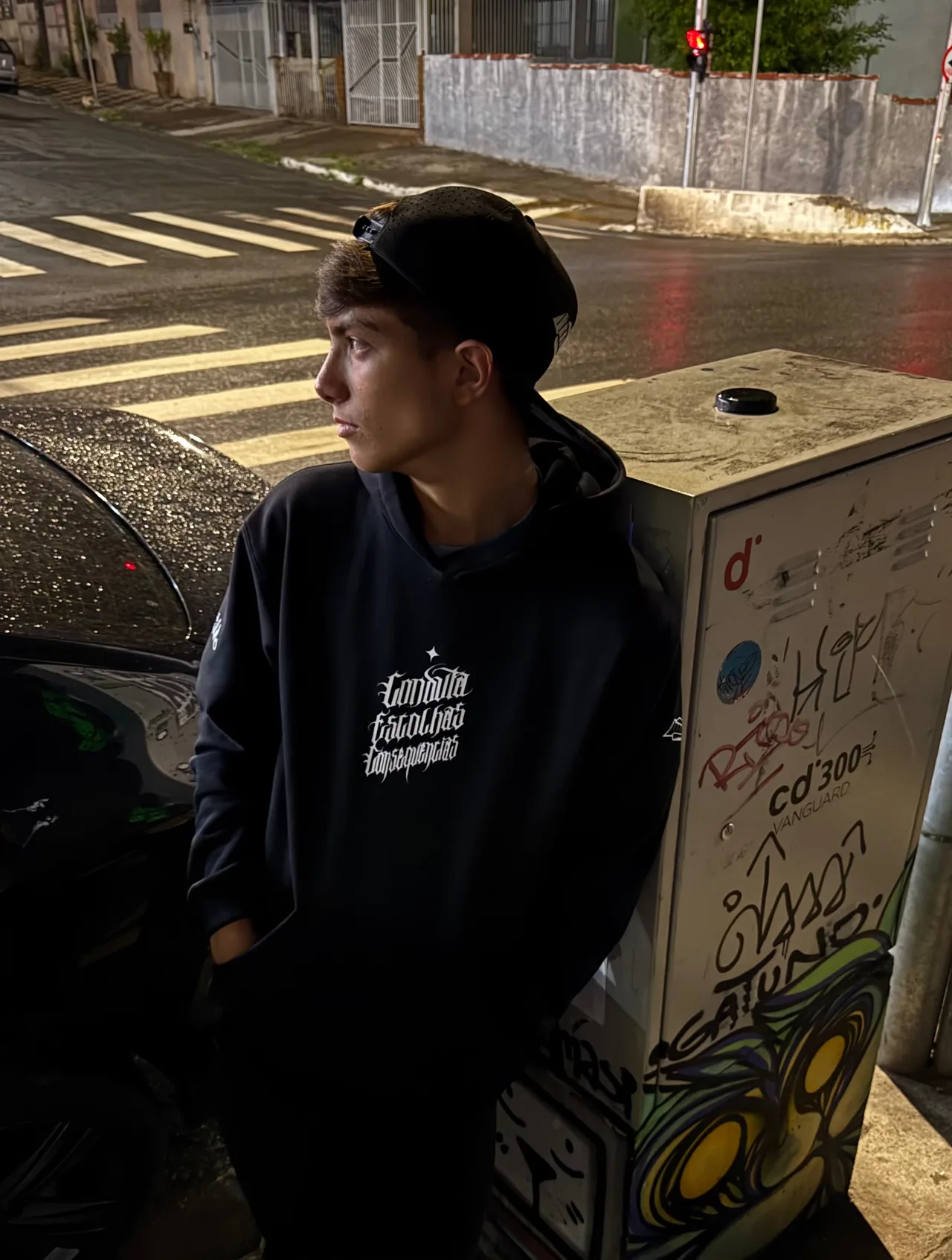 Moletom Conduta Preto — detalhe frente caixa urbana